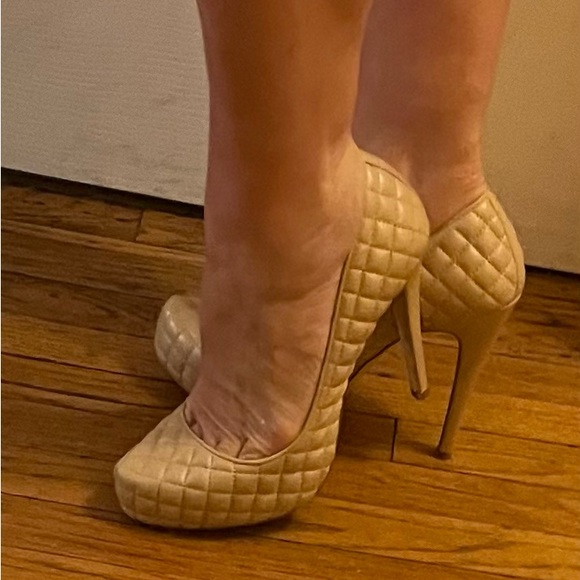 BCBG ladies stiletto platformed pump in sand colored very gently worn - Picture 2 of 4